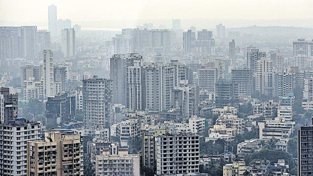 Hazy weather was witnessed in Mumbai on Friday.(Satyabrata Tripathy/HT Photo)