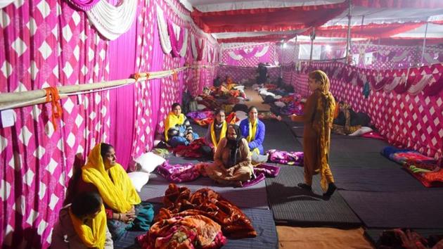 Anticipating that their protests may continue for long, farmers have stocked up on wood, blankets and woollens.(Amal KS/HT PHOTO) Anticipating that their protests may continue for long, farmers have stocked up on wood, blankets and woollens.(Amal KS/HT PHOTO)
