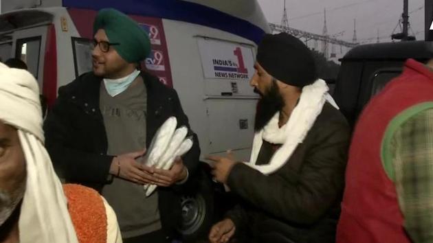 The brothers distributing warm clothes among the protesters at the Delhi-Ghazipur border protest site. (ANI) The brothers distributing warm clothes among the protesters at the Delhi-Ghazipur border protest site. (ANI)
