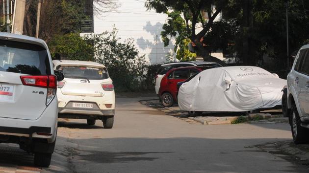 Haphazard unregulated parking is one of Chandigarh’s biggest problems. (HT photo/For representation only) Haphazard unregulated parking is one of Chandigarh’s biggest problems. (HT photo/For representation only)