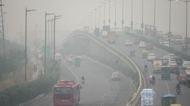 Vehicular traffic on a foggy Sunday at Burari, in New Delhi.(Amal KS/HT Photo)