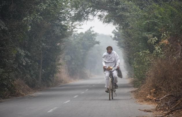 A cyclist seen on a foggy afternoon at Singhu border near Delhi on Saturday.(Amal Ks/HT Photo) A cyclist seen on a foggy afternoon at Singhu border near Delhi on Saturday.(Amal Ks/HT Photo)