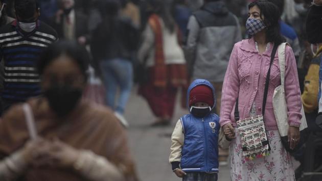 People out at Janpath Market on a winter afternoon in New Delhi on December 12. The health ministry had said on December 12 that the decline has been made possible by the trend of recoveries exceeding new cases and a low number of fatalities per day which have ensured a total net reduction of the active caseload. (Vipin Kumar / HT Photo)
