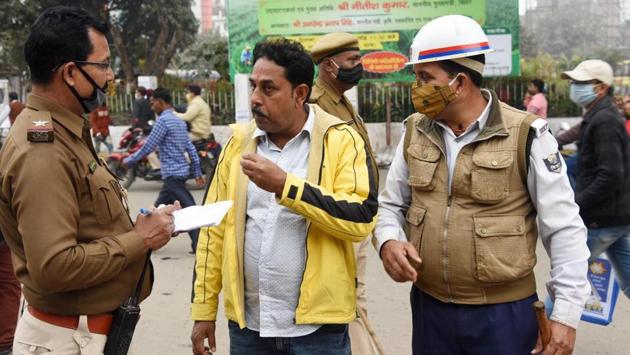 Police personnel fining people who were out in public without face masks, at Patna Junction on December 12. Fewer patients are dying of the coronavirus disease (Covid-19) in India and less than 500 daily deaths have been reported from across the country now for eight consecutive days. With 393 new deaths reported on December 12, the total number of fatalities so far has reached 143,073. (Santosh Kumar / HT Photo)