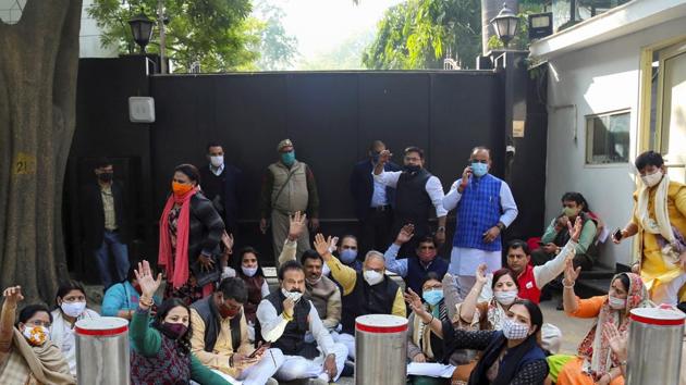 Municipal Corporation of Delhi (MCD) mayors and others stage a protest outside Delhi CM Arvind Kejriwal's residence, in New Delhi.(PTI)