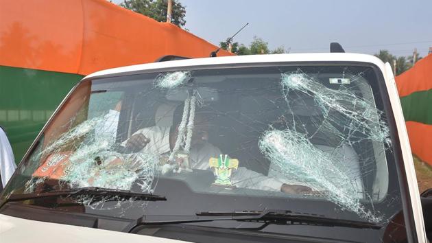 A vehicle of BJP National President JP Nadda's convoy damaged after stone-pelting by alleged TMC activists at Sirakal near Diamond Harbour, in South 24 Pargana.(PTI) A vehicle of BJP National President JP Nadda's convoy damaged after stone-pelting by alleged TMC activists at Sirakal near Diamond Harbour, in South 24 Pargana.(PTI)