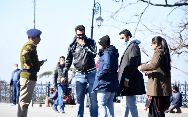 Police urging people to wear face masks properly to avoid further spread of Covid-19, in Shimla on Sunday. (Deepak Sansta/) Police urging people to wear face masks properly to avoid further spread of Covid-19, in Shimla on Sunday. (Deepak Sansta/)