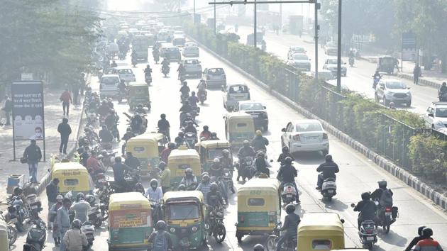 Chaos at Delhi-Noida link road near Akshardham Temple after Delhi Traffic Police closed the link road for vehicular movement due to farmers' protest at Delhi-Noida- Chilla border, in New Delhi.(Ajay Aggarwal /HT PHOTO)