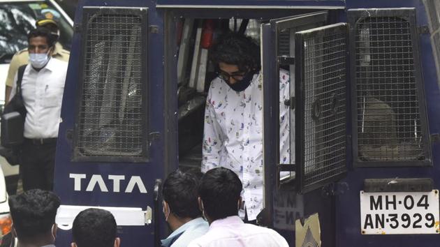 Republic TV CEO Vikas Khanchandani brought to a court in Mumbai on Sunday.(Anshuman Poyrekar/HT Photo)