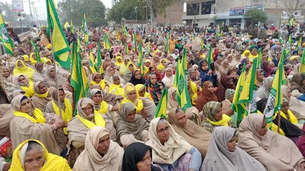 Activists of the BKU (Ekta Ugrahan) blocking the road to Mansa near the Civil Hospital in Bathinda on Monday.(Sanjeev Kumar/HT)