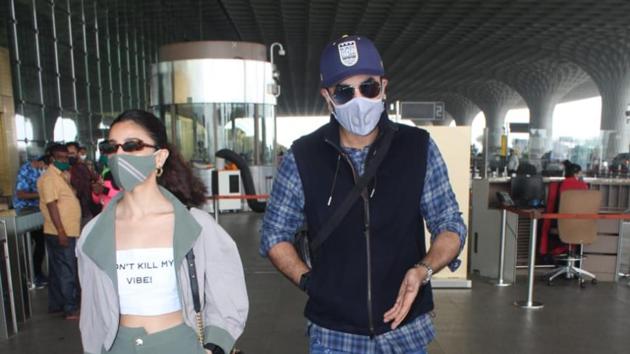 Alia Bhatt Sex Karan - Alia Bhatt, Ranbir Kapoor leave for Goa, spotted at airport together, watch  | Bollywood - Hindustan Times