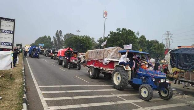 With the protest entering Day 18 on Sunday, movement of tractor trailers, canters and cars towards Delhi became a common sight in Haryana. (HT PHOTO) With the protest entering Day 18 on Sunday, movement of tractor trailers, canters and cars towards Delhi became a common sight in Haryana. (HT PHOTO)