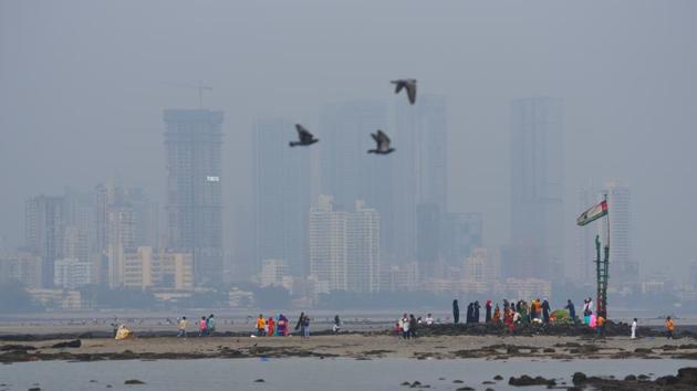 The cover of haze at Mahim Dargah. The temperature in south Mumbai was 27.4°C Celsius on Sunday. (Satish Bate/HT Photo) The cover of haze at Mahim Dargah. The temperature in south Mumbai was 27.4°C Celsius on Sunday. (Satish Bate/HT Photo)