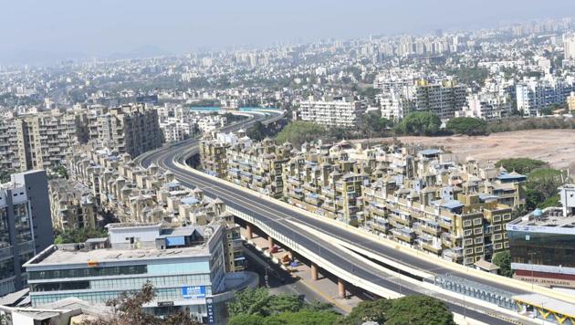 A road near Empire Estate Chinchwad in Pune. PMC road department, on Sunday, unveiled a plan to develop road connectivity from Pune’s suburb to the main city areas.(HT PHOTO)