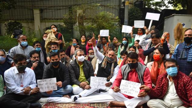 BJP leaders Adesh Gupta, Manoj Tiwari, Gautam Gambhir and all three Mayors of Delhi protesting outside CM Arvind Kejriwal's residence demanding immediate release of funds to the Municipal Corporation of Delhi (MCD) at Flag Staff Road in New Delhi.(Sanchit Khanna/HT PHOTO) BJP leaders Adesh Gupta, Manoj Tiwari, Gautam Gambhir and all three Mayors of Delhi protesting outside CM Arvind Kejriwal's residence demanding immediate release of funds to the Municipal Corporation of Delhi (MCD) at Flag Staff Road in New Delhi.(Sanchit Khanna/HT PHOTO)