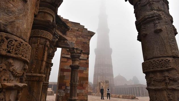 A view of Qutub Minar shrouded in a dense layer of fog, in New Delhi, India, on Sunday, December 13, 2020.(Sanchit Khanna/HT PHOTO) A view of Qutub Minar shrouded in a dense layer of fog, in New Delhi, India, on Sunday, December 13, 2020.(Sanchit Khanna/HT PHOTO)