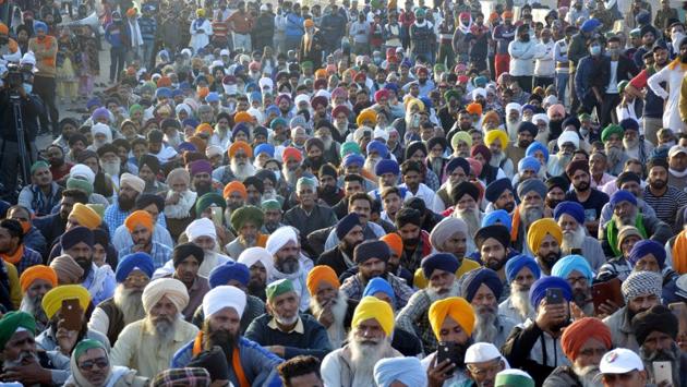 Farmers congregate during a demonstration against new farm laws in Ghazipur (Delhi-UP border) on December 13. The farmers’ agitation against the Centre’s agricultural reforms entered its 19th day on December 14. The farmers are observing a one-day hunger strike which will go on till 5pm along with sit-in protests across the country. (Sakib Ali / HT Photo)