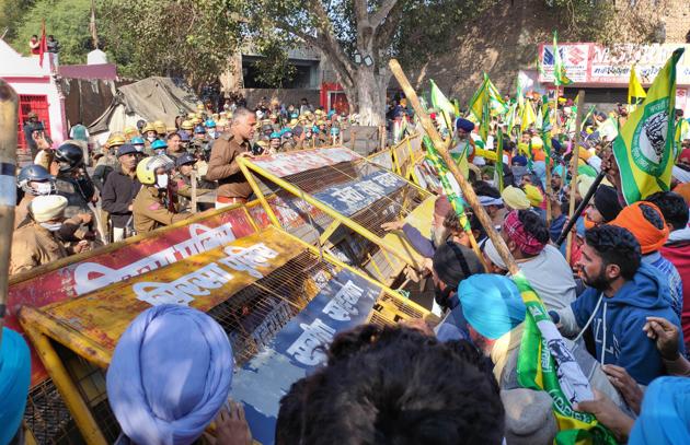 BKU (Ugrahan) activists break police barricades as they arrive at the Dabwali border connecting Punjab and Haryana during their 'Delhi Chalo' protest against Centre's new farm laws, in Sirsa district on November 27.(PTI)