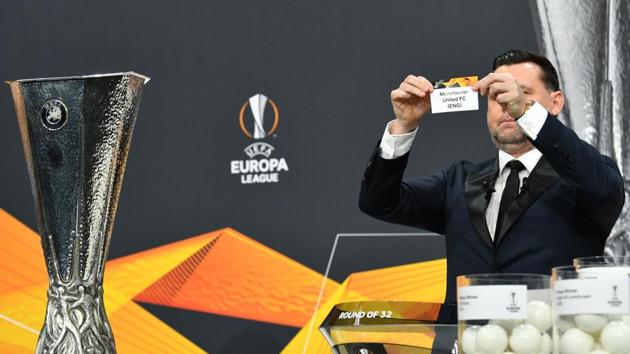 This handout photograph taken and released on December 14, 2020 by the Union of European Football Associations (UEFA) shows Portuguese football player Nuno Ricardo de Oliveira Ribeiro aka Maniche revealing the slip of Manchester United during the draw for the round of 32 of the UEFA Europa League football tournament at the UEFA headquarters in Nyon. - The draw for the round of 32 of the UEFA Europa League football tournament takes place virtually due to the new coronavirus pandemic. (Photo by Harold Cunningham / various sources / AFP) / RESTRICTED TO EDITORIAL USE - MANDATORY CREDIT "AFP PHOTO / UEFA / HAROLD CUNNINGHAM" - NO MARKETING - NO ADVERTISING CAMPAIGNS - DISTRIBUTED AS A SERVICE TO CLIENTS (AFP) This handout photograph taken and released on December 14, 2020 by the Union of European Football Associations (UEFA) shows Portuguese football player Nuno Ricardo de Oliveira Ribeiro aka Maniche revealing the slip of Manchester United during the draw for the round of 32 of the UEFA Europa League football tournament at the UEFA headquarters in Nyon. - The draw for the round of 32 of the UEFA Europa League football tournament takes place virtually due to the new coronavirus pandemic. (Photo by Harold Cunningham / various sources / AFP) / RESTRICTED TO EDITORIAL USE - MANDATORY CREDIT "AFP PHOTO / UEFA / HAROLD CUNNINGHAM" - NO MARKETING - NO ADVERTISING CAMPAIGNS - DISTRIBUTED AS A SERVICE TO CLIENTS (AFP)