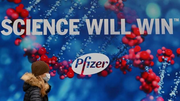 (A commuter walks past the Pfizer Inc. headquarters in New York on December 10. The approval of the Pfizer drug by the US Food and Drug Administration marks a turning point in the United States, where the pandemic has killed more than 295,000 people - more than in any other nation in the world - as the recent surge of infections has again overwhelmed healthcare systems. (Angela Weiss / AFP) (A commuter walks past the Pfizer Inc. headquarters in New York on December 10. The approval of the Pfizer drug by the US Food and Drug Administration marks a turning point in the United States, where the pandemic has killed more than 295,000 people - more than in any other nation in the world - as the recent surge of infections has again overwhelmed healthcare systems. (Angela Weiss / AFP)