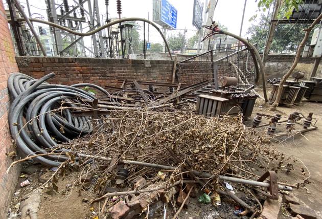 Damaged transformers and wires at the PSPCL office in Fountain Chowk, Ludhiana.(Gurpreet Singh/HT) Damaged transformers and wires at the PSPCL office in Fountain Chowk, Ludhiana.(Gurpreet Singh/HT)