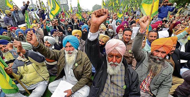 Farmer unions staging a protest against the farm reform laws outside the Mini Secretariat in Ludhiana on Monday.(Gurpreet Singh/Ht)