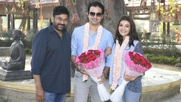 Chiranjeevi and Acharya’s team welcomed Kajal Aggarwal with a small cake cutting ceremony.