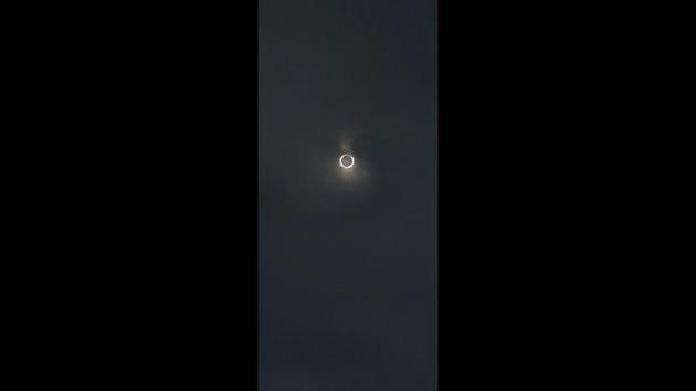 The image shows the last solar eclipse of 2020.(Twitter/@_yuuru)