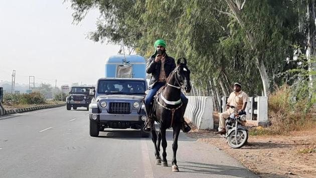 Manu Sekhon from Alamwala village of Punjab’s Muktsar district reached Sirsa on Monday afternoon mounted on his horse. (HT Photo) Manu Sekhon from Alamwala village of Punjab’s Muktsar district reached Sirsa on Monday afternoon mounted on his horse. (HT Photo)