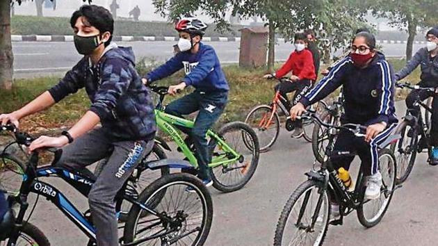 Students of Bhavan Vidyalaya, Panchkula,, taking part in the cycle rally. (HT) Students of Bhavan Vidyalaya, Panchkula,, taking part in the cycle rally. (HT)