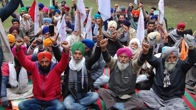 Farmers raise slogans during a demonstration against the new farm laws outside Deputy Commissioner’s office, in Amritsar, Punjab on Monday.(Sameer Sehgal/HT Photo)