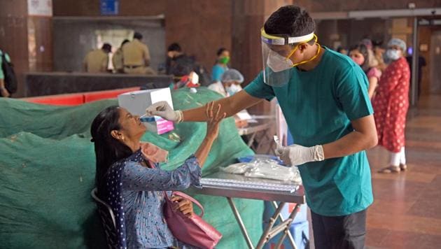 Medics from NMMC Hospital take swab sample for RT-PCR and Rapid Antigen for Covid-19 test of commuters at Vashi Railway Station in Navi Mumbai on Monday.(Bachchan Kumar/HT Photo) Medics from NMMC Hospital take swab sample for RT-PCR and Rapid Antigen for Covid-19 test of commuters at Vashi Railway Station in Navi Mumbai on Monday.(Bachchan Kumar/HT Photo)