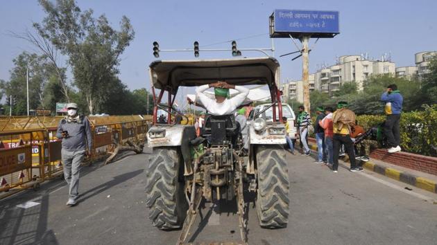 Two farmers returning from Delhi’s Singhu border were killed in a road accident as a light commercial vehicle hit their tractor-trailer on NH-44 (Sunil Ghosh / Hindustan Times) Two farmers returning from Delhi’s Singhu border were killed in a road accident as a light commercial vehicle hit their tractor-trailer on NH-44 (Sunil Ghosh / Hindustan Times)