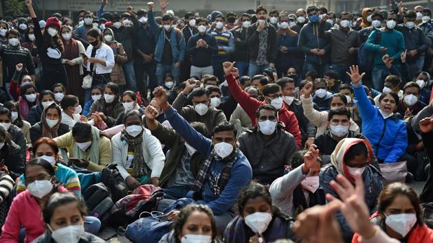 Members of nursing staff at All India Institute of Medical Sciences (AIIMS) take part in a protest during their indefinite strike over the long-standing demands in New Delhi on Monday.(AFP photo) Members of nursing staff at All India Institute of Medical Sciences (AIIMS) take part in a protest during their indefinite strike over the long-standing demands in New Delhi on Monday.(AFP photo)