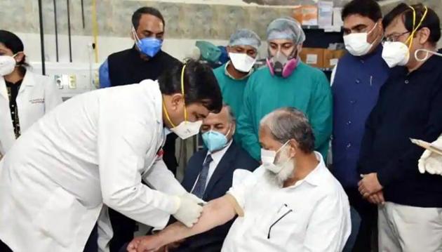 Haryana health minister Anil Vij participating in the third phase trial of the Covid-19 vaccine at Civil Hospital, Ambala, on November 20. Vij is also the Ambala Cantonment MLA.(HT file photo)