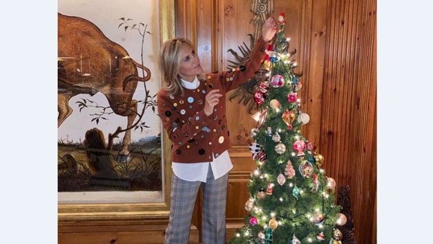 Designer Tory Burch decorates her Christmas tree in her label’s button sweater(Photo: Instagram/ToryBurch)