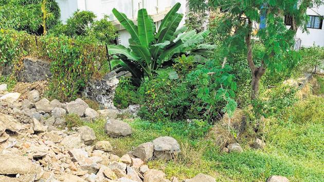 According to citizens, the rubble piled up near the dug-up road at Vetal tekdi is hazardous to residents of the societies of Rambaug Colony at the foothills. (HT PHOTO) According to citizens, the rubble piled up near the dug-up road at Vetal tekdi is hazardous to residents of the societies of Rambaug Colony at the foothills. (HT PHOTO)