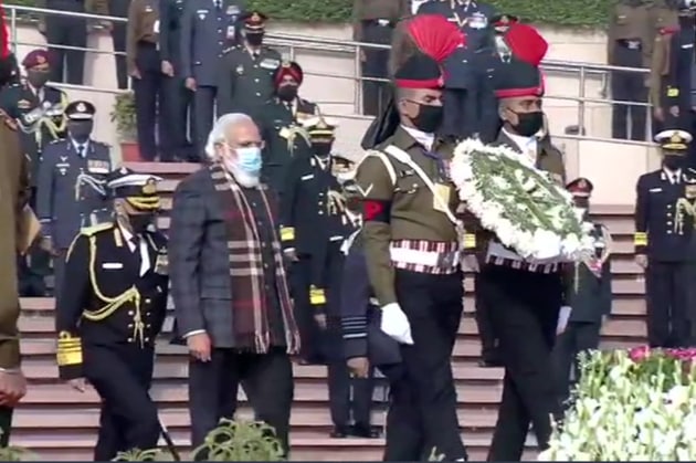 PM Modi paying tribute to martyrs of 1971 war at National War Memorial (ANI)