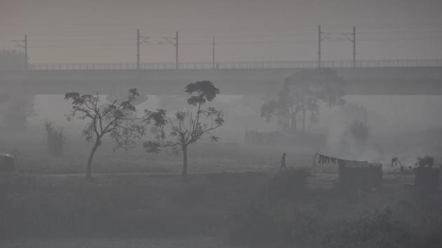 A view of a field in Mayur Vihar shrouded in a thick layer of smog, in New Delhi on December 16. Delhi recorded an air quality index (AQI) of 268 in “poor” category on December 16 morning, HT reported. (Raj K Raj / HT Photo) A view of a field in Mayur Vihar shrouded in a thick layer of smog, in New Delhi on December 16. Delhi recorded an air quality index (AQI) of 268 in “poor” category on December 16 morning, HT reported. (Raj K Raj / HT Photo)