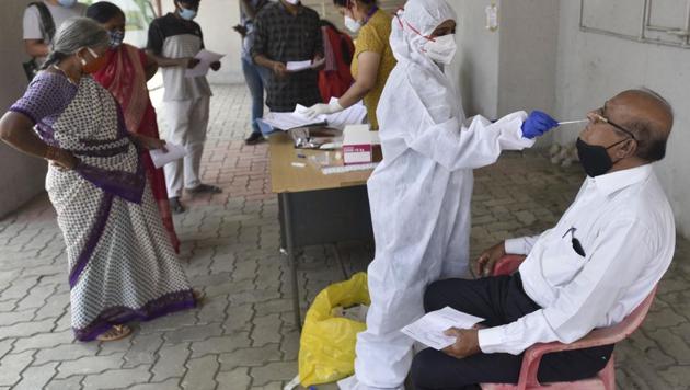 Healthcare workers conduct screening and swab test at Goregaon, on Tuesday. (Satyabrata Tripathy/HT Photo) Healthcare workers conduct screening and swab test at Goregaon, on Tuesday. (Satyabrata Tripathy/HT Photo)