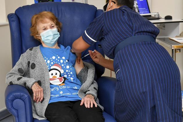 UK government plans to publish weekly numbers of people administered with vaccines, beginning next week. In picture, 90 year old Margaret Keenan, the first patient in the UK to receive the Pfizer-BioNTech Covid-19 vaccine, administered by nurse May Parsons at University Hospital, Coventry. (AP File Photo) UK government plans to publish weekly numbers of people administered with vaccines, beginning next week. In picture, 90 year old Margaret Keenan, the first patient in the UK to receive the Pfizer-BioNTech Covid-19 vaccine, administered by nurse May Parsons at University Hospital, Coventry. (AP File Photo)