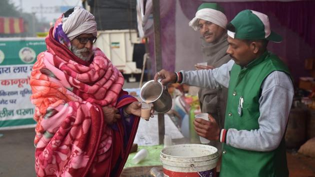 Volunteers serve tea to a farmer on a cold winter morning during the ongoing protest against the new farm laws at Ghazipur border near New Delhi on December 16. The all-time lowest minimum temperature recorded in Delhi is 0 degree Celsius on December 27, 1930. Last year, the city had recorded a minimum of 2.4 degrees Celsius on December 28. (Manvender Vashist / PTI) Volunteers serve tea to a farmer on a cold winter morning during the ongoing protest against the new farm laws at Ghazipur border near New Delhi on December 16. The all-time lowest minimum temperature recorded in Delhi is 0 degree Celsius on December 27, 1930. Last year, the city had recorded a minimum of 2.4 degrees Celsius on December 28. (Manvender Vashist / PTI)