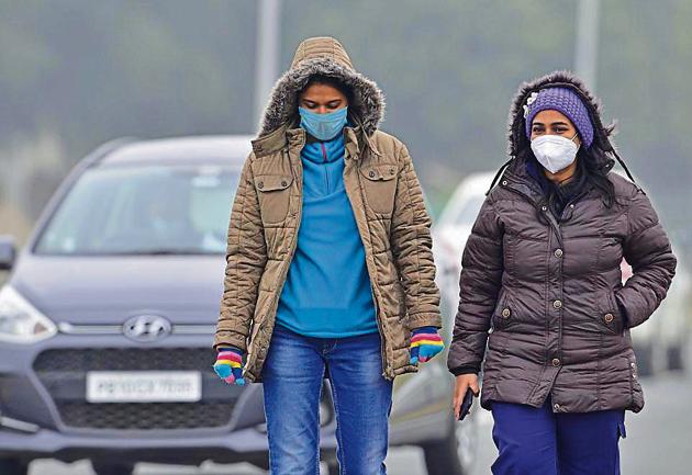 Girls wearing thick jackets amid the dense winter fog at Punjab Agricultural University, Ludhiana, on Wednesday.(Gurpreet Singh/HT)