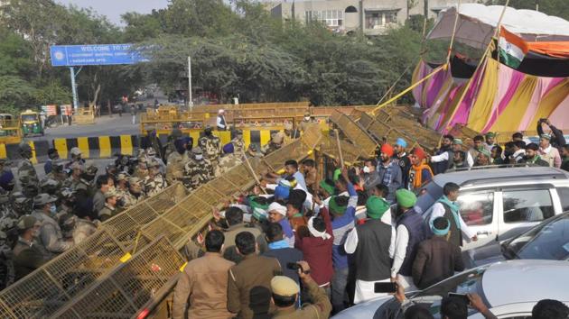Police barricades put in place to stop farmers from marching towards Delhi at Chilla border, in Noida on Tuesday. (Sunil Ghosh/HT Photo) Police barricades put in place to stop farmers from marching towards Delhi at Chilla border, in Noida on Tuesday. (Sunil Ghosh/HT Photo)
