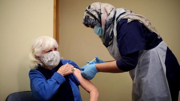 A patient receives the first of two injections with a dose of the Pfizer-BioNTech COVID-19 vaccine in a surgery in Wolverhampton, Britain December 14, 2020. (Reuters Photo) A patient receives the first of two injections with a dose of the Pfizer-BioNTech COVID-19 vaccine in a surgery in Wolverhampton, Britain December 14, 2020. (Reuters Photo)