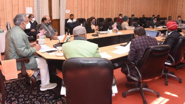 Uttarakhand CM Trivendra Singh Rawat conducts a review meeting of the state tea development board at his residence in Dehradun on Thursday. (HT PHOTO.) Uttarakhand CM Trivendra Singh Rawat conducts a review meeting of the state tea development board at his residence in Dehradun on Thursday. (HT PHOTO.)