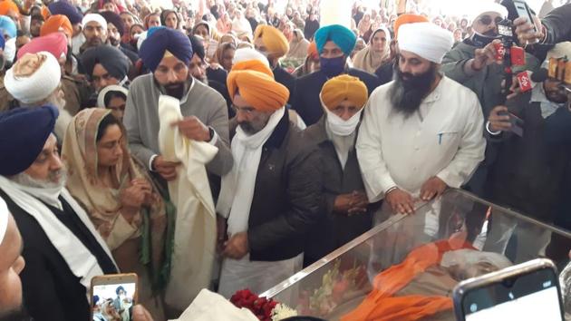 Shiromani Akali Dal leaders Sukhbir Singh Badal and Harsimrat Kaur Badal join followers of Sikh priest Baba Ram Singh in paying tributes at Nanaksar Gurdwara at Singhra village of Karnal district on Thursday. (HT Photo) Shiromani Akali Dal leaders Sukhbir Singh Badal and Harsimrat Kaur Badal join followers of Sikh priest Baba Ram Singh in paying tributes at Nanaksar Gurdwara at Singhra village of Karnal district on Thursday. (HT Photo)