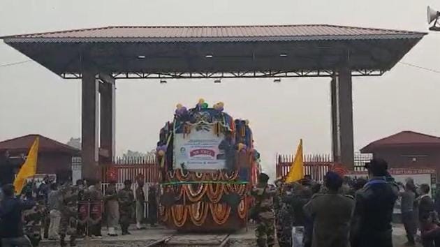 The goods train flagged off from Chilahati in Bangladesh entering the Indian border on Thursday.(NF RAILWAY.)