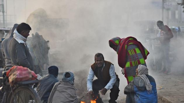 New Delhi, India - Dec. 16, 2020: People warm themselves around a bonfire on a cold winter morning at Ghazipur market, in New Delhi, India, on Wednesday, December 16, 2020. (Photo by Raj K Raj/ Hindustan Times)(Raj K Raj/HT PHOTO) New Delhi, India - Dec. 16, 2020: People warm themselves around a bonfire on a cold winter morning at Ghazipur market, in New Delhi, India, on Wednesday, December 16, 2020. (Photo by Raj K Raj/ Hindustan Times)(Raj K Raj/HT PHOTO)