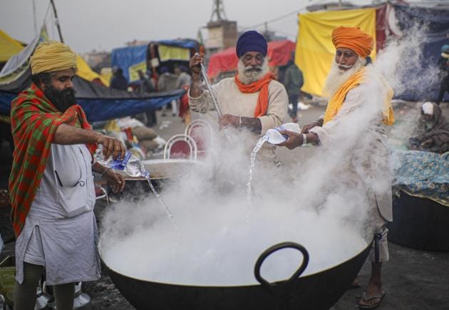 Volunteers prepare 'Langar' during farmer's protest at Singhu Border on Thursday.(PTI) Volunteers prepare 'Langar' during farmer's protest at Singhu Border on Thursday.(PTI)